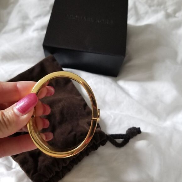 MICHAEL KORS GOLD COLOR BRACELET WITH LOGO PLAQUE WITH ORIGINAL BOX - Picture 3 of 16